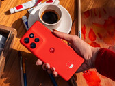 O Edge 50 Neo roda o Android 14 imediatamente e tem certificação IP68. (Fonte da imagem: Motorola)
