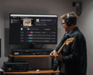 Guitarrista toca em frente a um monitor que exibe o aplicativo StemKit