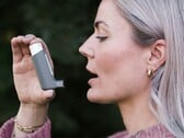 Uma pessoa segurando um inalador (Fonte da imagem: CNordic Nordic via Unsplash; cortado)