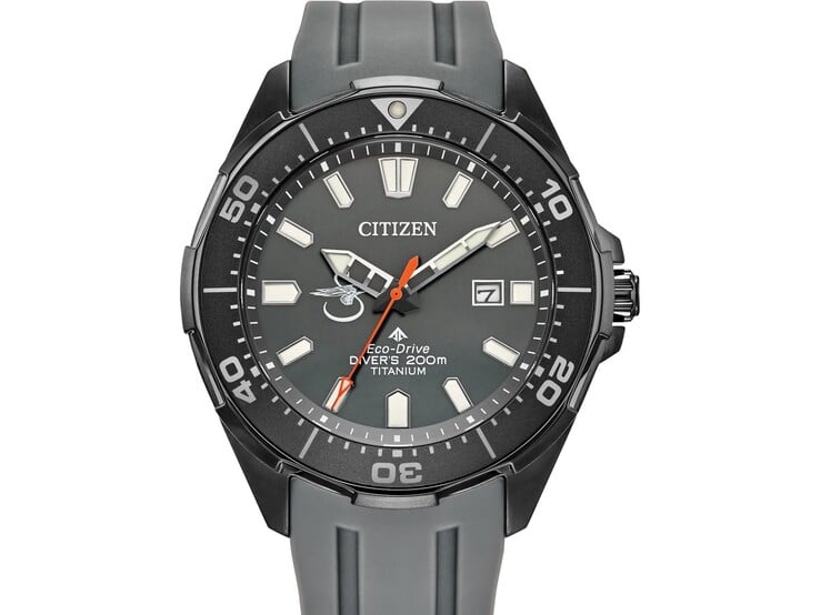 Citizen Promaster Seahawk x Sikorsky BN0207-06H com mostrador cinza, luneta de mergulho preta, ponteiro dos segundos laranja e pulseira de poliuretano cinza.