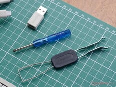 O Keychron C1 Pro 8K inclui ferramentas de desmontagem e adaptador USB C para A. 