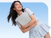 O Wildcat Lake Lecoo Air 16 poderá estar disponível em mais configurações posteriormente. Na foto: uma imagem promocional mostrando uma parte da parte traseira do laptop sendo segurada.