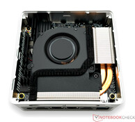 O Minisforum Venus Series NAB9 com a tampa inferior removida