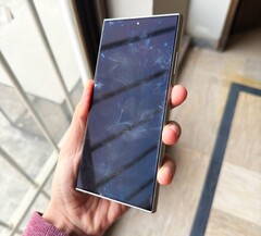 O Samsung Galaxy S24 Ultra já está apresentando uma descoloração inestética da tela para alguns usuários (Fonte da imagem: @xeetechcare, X)