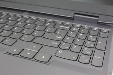 As teclas de seta são grandes e espaçosas, enquanto as teclas do teclado numérico são mais estreitas e apertadas