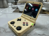 A Miyoo encontrou espaço para um par de joysticks em seu dispositivo portátil para jogos em forma de concha, ao contrário do Anbernic. (Fonte da imagem: Miyoo via Retro Handhelds)