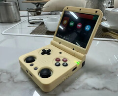 A Miyoo encontrou espaço para um par de joysticks em seu dispositivo portátil para jogos em forma de concha, ao contrário do Anbernic. (Fonte da imagem: Miyoo via Retro Handhelds)