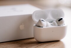 Os AirPods Pro 2 poderiam se parecer mais com os Beats Studio Buds do que com os atuais AirPods Pro. (Fonte da imagem: David Levêque)