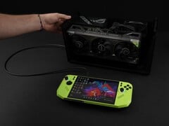 Razer Core X V2 eGPU dock com uma placa de vídeo Nvidia GeForce RTX conectada ao PC para jogos portátil MSI Claw A8. (Fonte da imagem: ETA PRIME via YouTube)