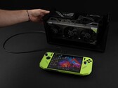 Razer Core X V2 eGPU dock com uma placa de vídeo Nvidia GeForce RTX conectada ao PC para jogos portátil MSI Claw A8. (Fonte da imagem: ETA PRIME via YouTube)