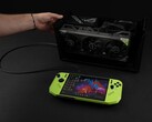 Razer Core X V2 eGPU dock com uma placa de vídeo Nvidia GeForce RTX conectada ao PC para jogos portátil MSI Claw A8. (Fonte da imagem: ETA PRIME via YouTube)