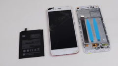 Um smartphone que precisa de reparo. (Fonte: YouTube)