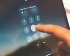 O dedo digita um PIN no teclado numérico na tela