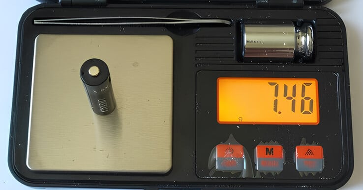 Uma das duas baterias encomendadas pesa apenas 7,46 g (0,26 oz) na balança. Imagem ampliada com iloveimg.com