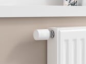 Aqara Radiator Thermostat W600 instalado em um radiador branco (Fonte da imagem: Aqara)