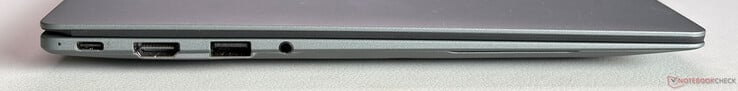 Esquerda: USB-C 4.0 com Thunderbolt 4 (40 Gbps, DisplayPort 1.4, Power Delivery 3.0), HDMI 2.1, USB-A 3.2 Gen 2 (10 Gbps), conector estéreo de 3.5 mm