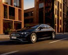 O Mercedes EQS revisado recebe tecnologia de 800 volts, maior alcance e uma nova configuração de software.