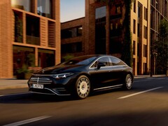 O Mercedes EQS revisado recebe tecnologia de 800 volts, maior alcance e uma nova configuração de software.