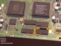 Um PlayStation 1 com um mod de 16 MB de RAM