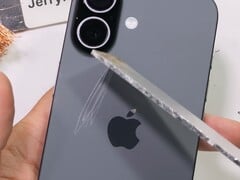 Parte traseira do iPhone 17 sendo permanentemente arranhada com alumínio. (Fonte da imagem: JerryRigEverything no YouTube, captura de tela)