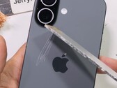 Parte traseira do iPhone 17 sendo permanentemente arranhada com alumínio. (Fonte da imagem: JerryRigEverything no YouTube, captura de tela)
