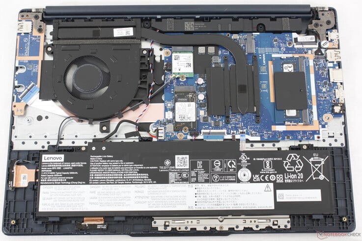 Placa-mãe do IdeaPad Slim 3 15IRH10R de 2025, para fins de comparação, não apresentando alterações internas significativas