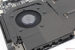 As ventoinhas gêmeas de ~60 mm no MSI Stealth 18 podem ser tão altas quanto 63 dB(A), mas quaisquer benefícios de desempenho são marginais, na melhor das hipóteses (Fonte da imagem: Notebookcheck)