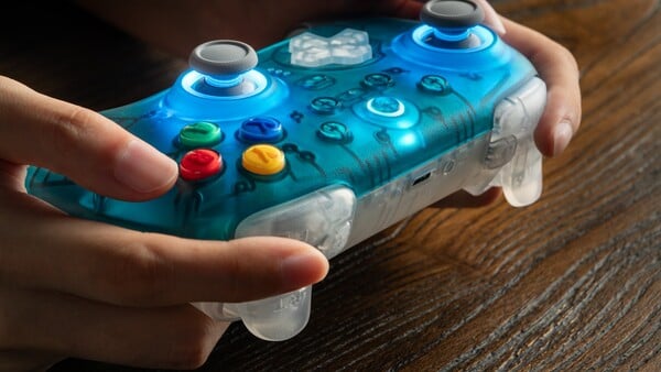 O controle sem fio 8BitDo Ultimate 2 para N64, Edição do 30º Aniversário.