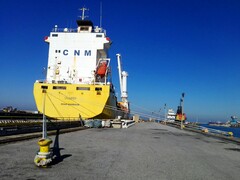 Um navio de contêineres atracado em um cais (Fonte da imagem: Bruno Hervas via Unsplash)