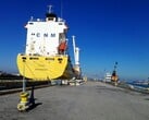 Um navio de contêineres atracado em um cais (Fonte da imagem: Bruno Hervas via Unsplash)