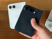 O celular dobrável pode acabar sendo chamado de iPhone Duo. Na foto: maquetes do smartphone, segundo os rumores.