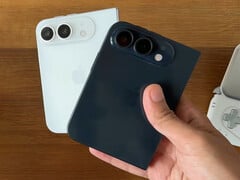 O celular dobrável pode acabar sendo chamado de iPhone Duo. Na foto: maquetes do smartphone, segundo os rumores.
