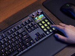 O Corsair Galleon 100 SD combina um teclado mecânico de tamanho normal e o Stream Deck em um pacote voltado para streamers e jogadores. (Fonte da imagem: Corsair)