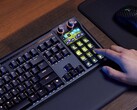 O Corsair Galleon 100 SD combina um teclado mecânico de tamanho normal e o Stream Deck em um pacote voltado para streamers e jogadores. (Fonte da imagem: Corsair)