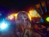 Captura de tela do Judas mostrando uma mulher apoiada em um vidro