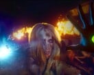 Captura de tela do Judas mostrando uma mulher apoiada em um vidro