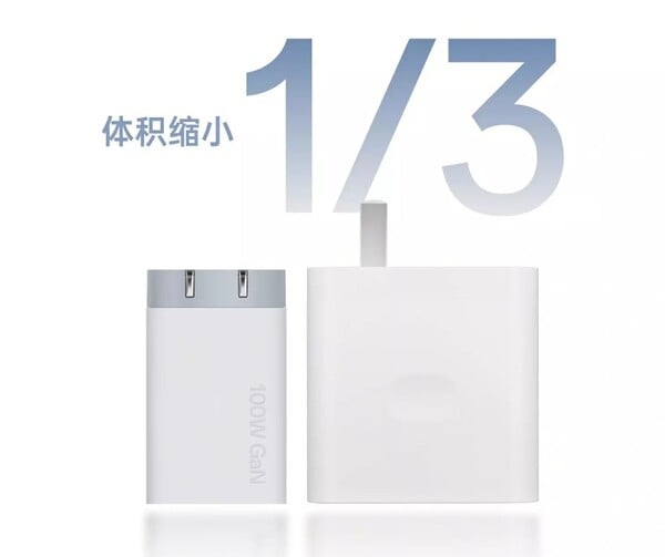 O novo carregador OnePlus 100W Compact SuperVOOC GaN é muito menor do que o antigo carregador 100W SuperVOOC. (Fonte da imagem: OnePlus)