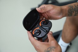 Combinado com o estojo de carregamento, o VERIO 200 oferece 35 horas de duração da bateria (Fonte da imagem: Beyerdynamic)