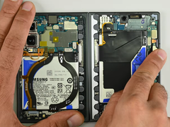 As descobertas da iFixit coincidem em grande parte com as do JerryRigEverything, mas chegam a conclusões diferentes.