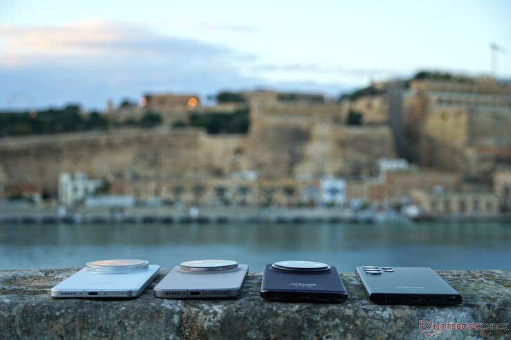 Quatro câmeras de smartphones emblemáticos em frente a Valletta, Malta. (Fonte da imagem: Alexander Fagot, Notebookcheck)