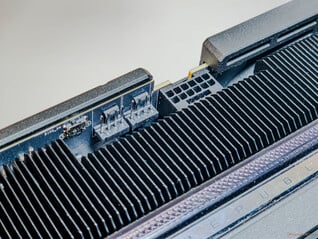 Interruptor VBIOS, conectores de ventilador e conector 12V-2x6