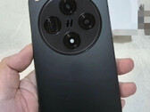 O Find X8 se parece com muitos outros smartphones recentes da Oppo. (Fonte da imagem: Douyin via @feni_book)