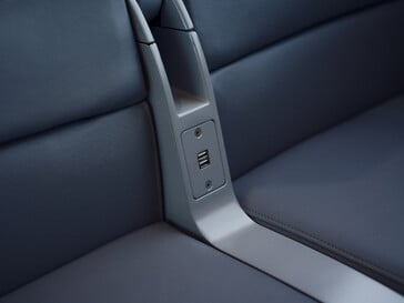 USB-A entre os assentos. (Fonte da imagem: Amtrak)