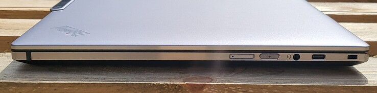 Lado direito: SIM, áudio 3,5mm, USB C 3.2 Gen 1, Fechadura Kensington