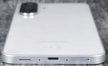 Lado direito do gabinete (alto-falante, microfone, porta USB, microfone, slot para cartão)