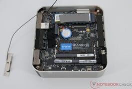 Geekom A9 Max com a parte inferior aberta