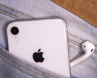 A esmagadora maioria dos adolescentes nos EUA possui um iPhone Apple assim como um par de AirPods (Imagem: Salil Sachdeva)