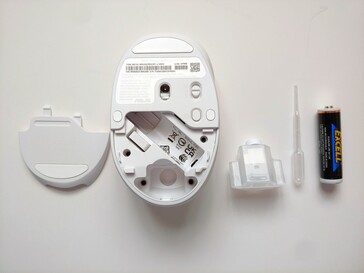 Um frasco de fragrância dentro do compartimento da bateria do mouse (Fonte da imagem: Notebookcheck)