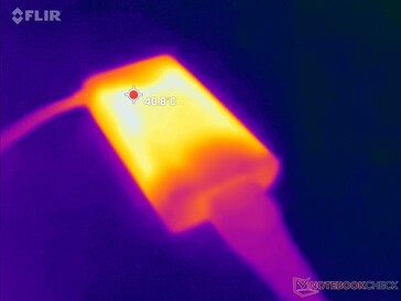 O adaptador AC pode chegar a mais de 40 C quando a carga é exigente