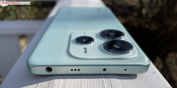 Parte superior: Entrada para fone de ouvido de 3,5 mm, alto-falante, IR blaster, microfone (fonte da imagem: Manuel Masiero)